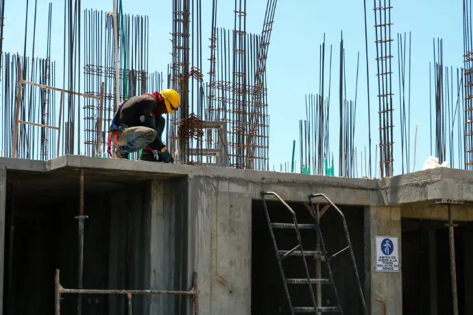 construction de bâtiment, un ouvrier fait le ferraillage