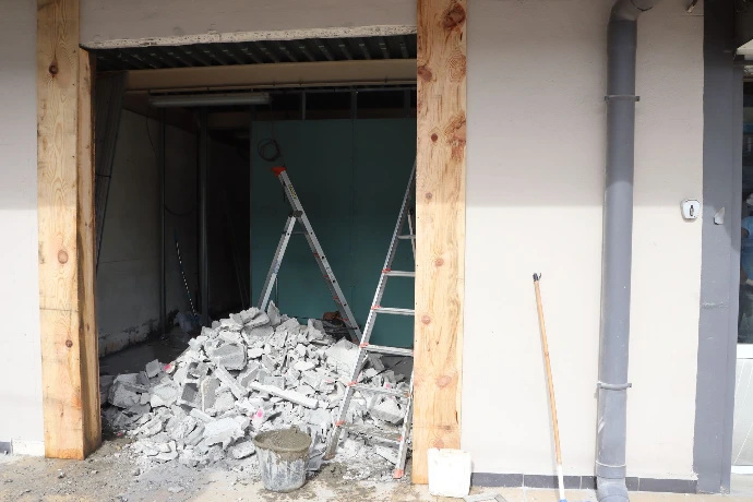 démolition d'un mur pour y intégrer une porte