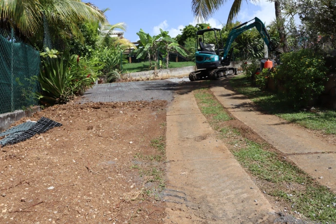 Parking en cours d'aménagement avec dalles alvéolaires Gwadapark, Guadeloupe