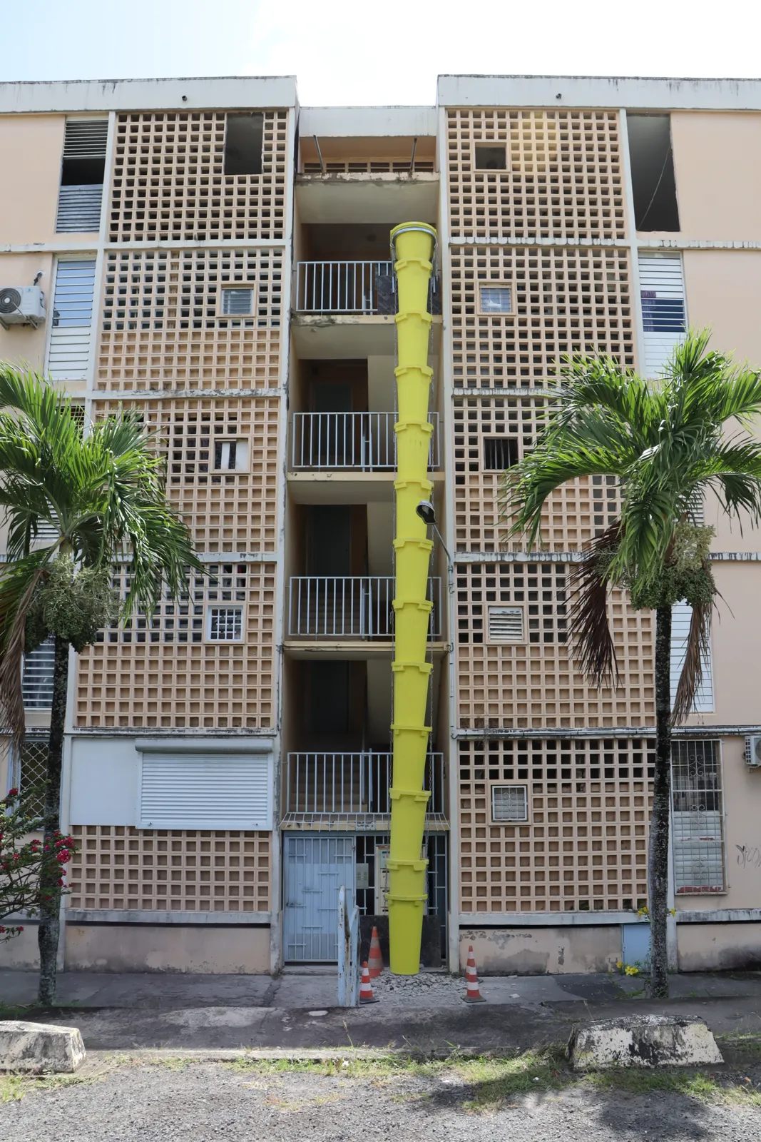 Goulotte d'évacuation des gravats installée en façade de la résidence