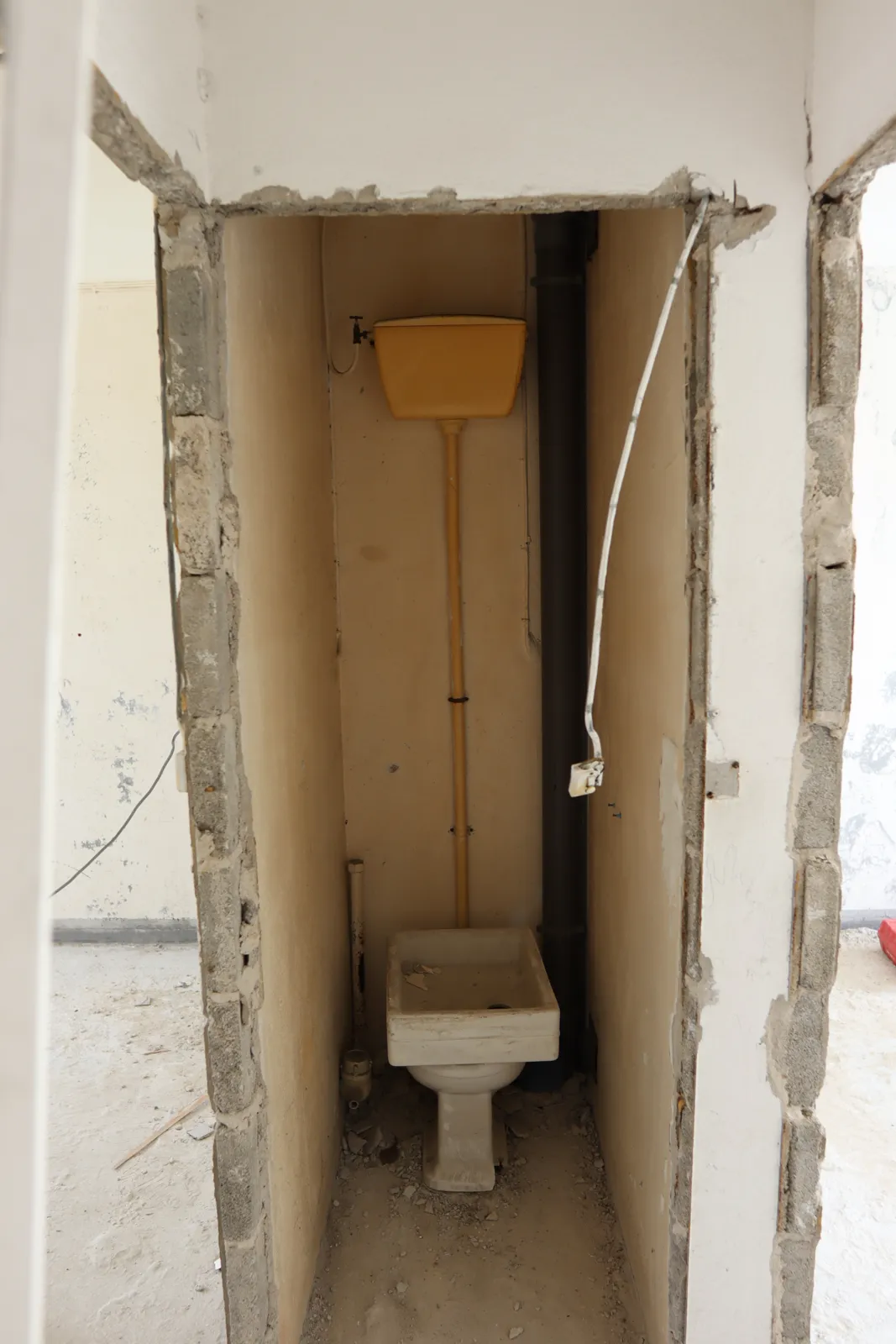Cloisons ouvertes autour du WC pendant la démolition