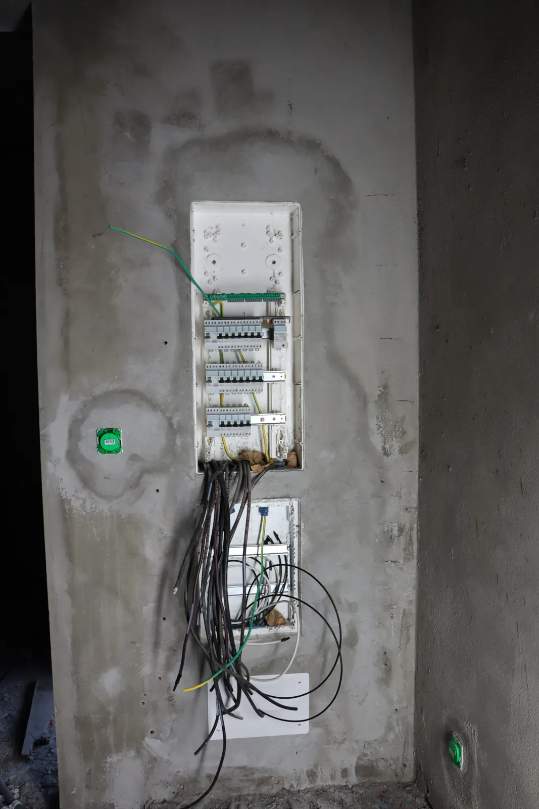 Tableau électrique encastré et arrivée des gaines dans une maison neuve