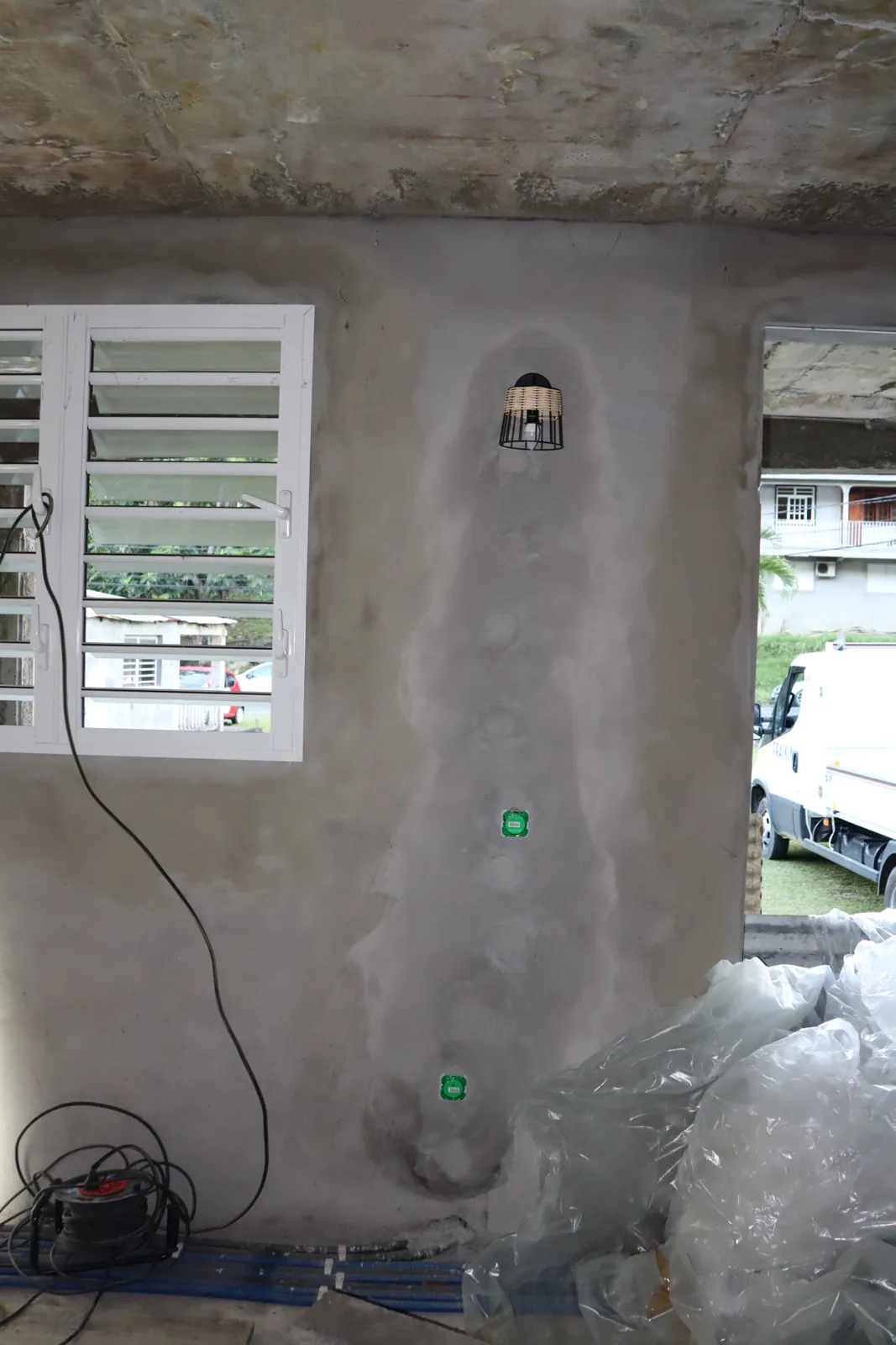 Boîtiers encastrés dans un mur de construction neuve avant enduit