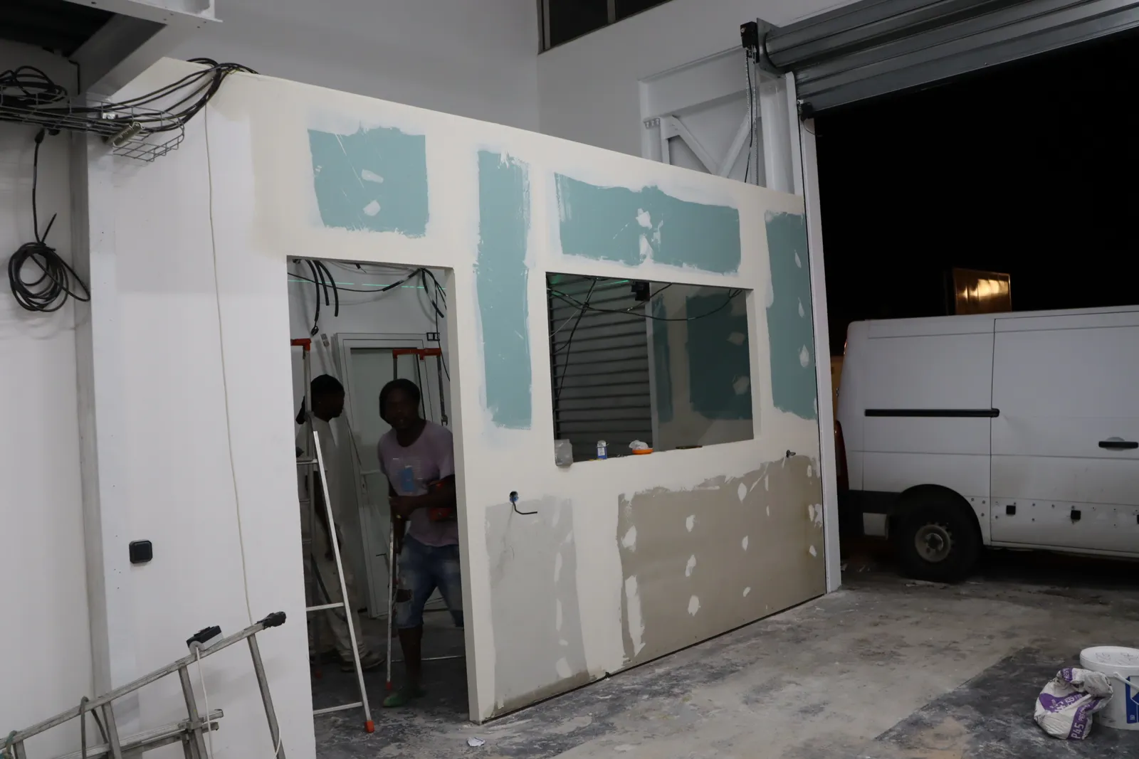 Bureau d'accueil vitré en cours de réalisation