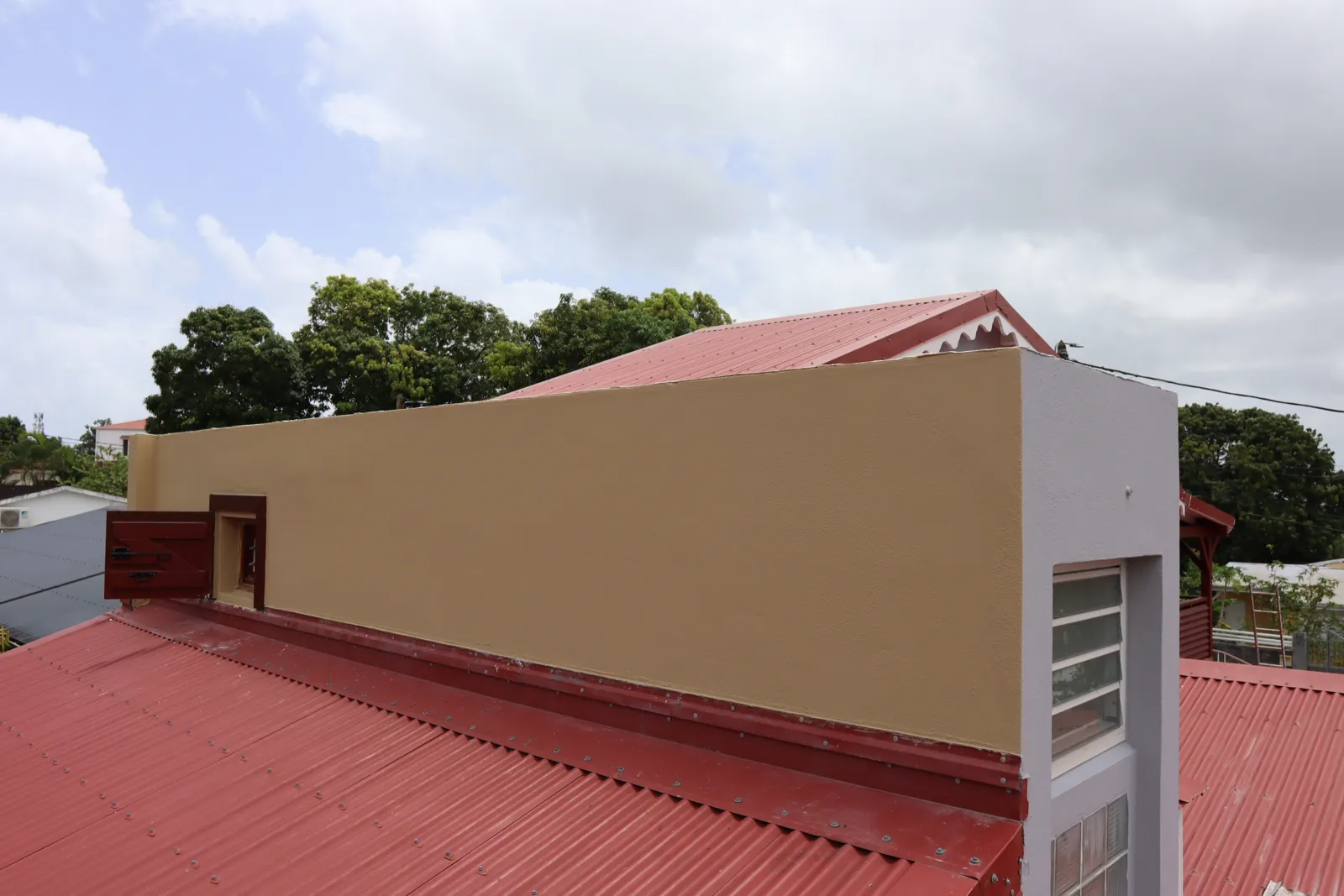 Vue d'ensemble de la toiture et de la façade après travaux
