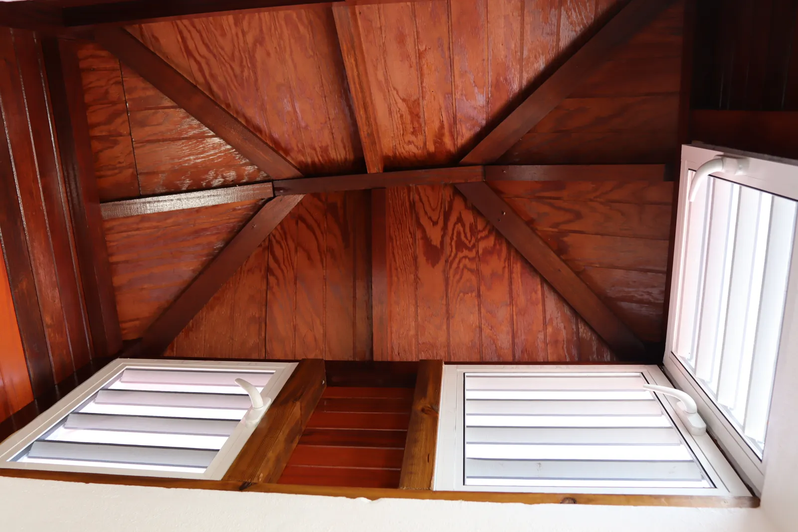 Plafond et charpente en bois vernis, menuiseries à lames
