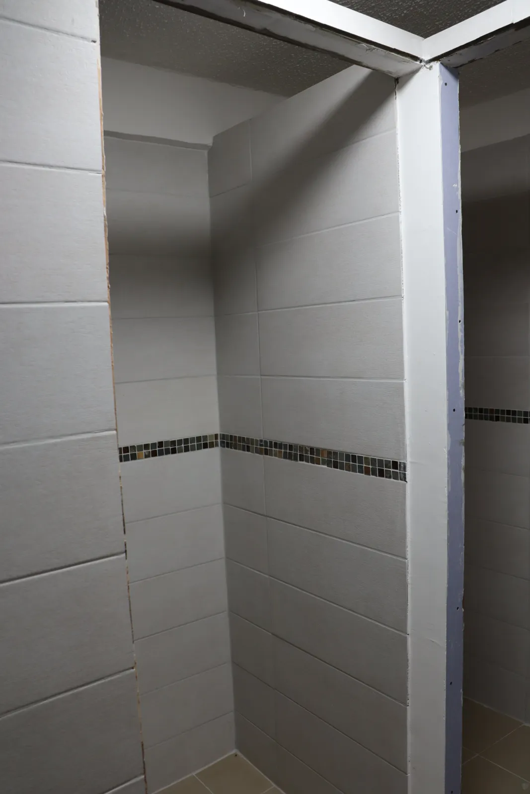 Douche carrelée terminée avec listel décoratif
