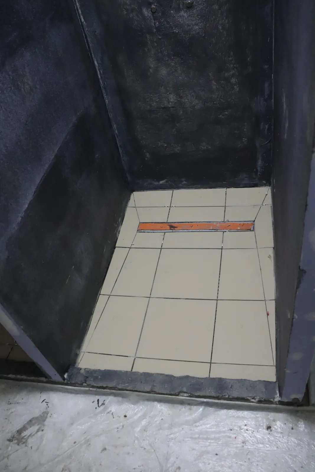 Douche étanchée et carrelée avec caniveau linéaire