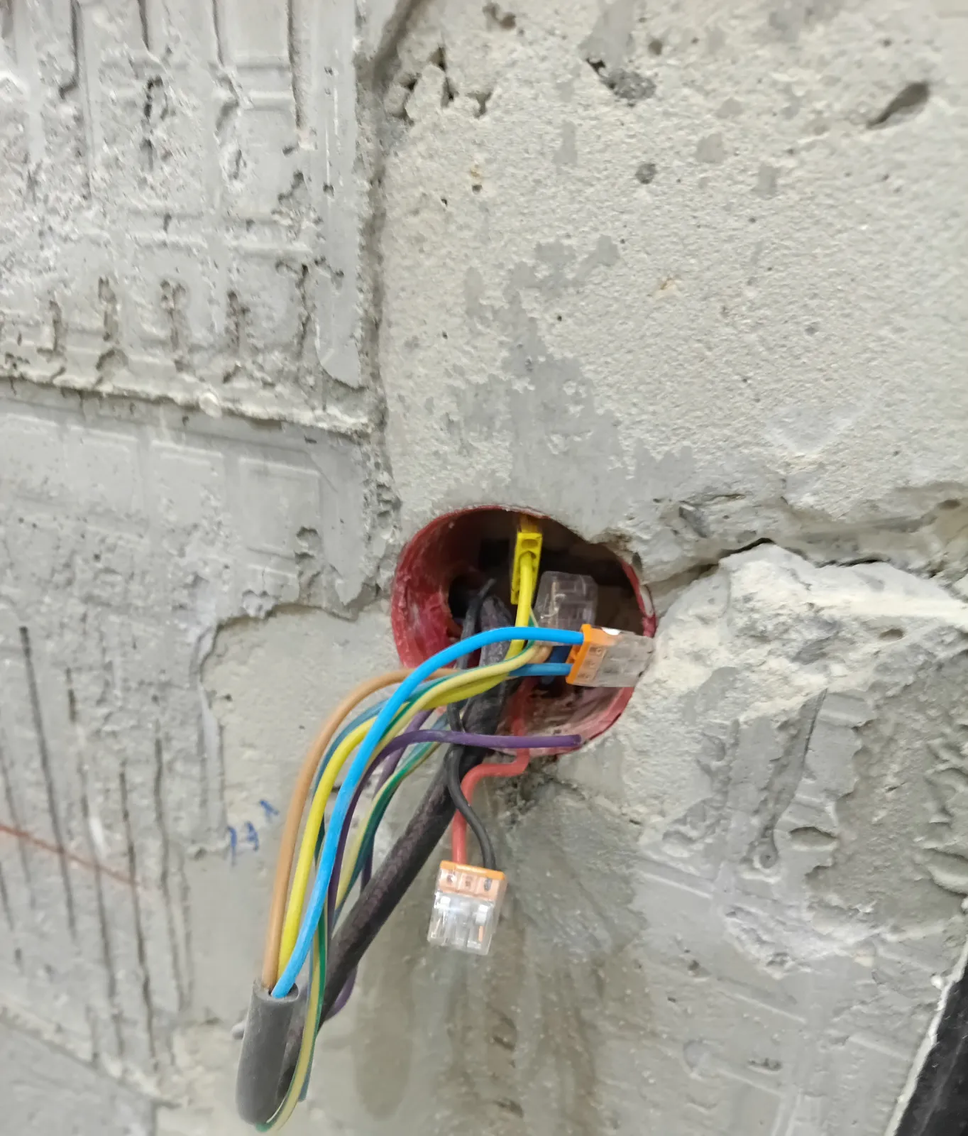 Boîte de connexion électrique en cours de raccordement