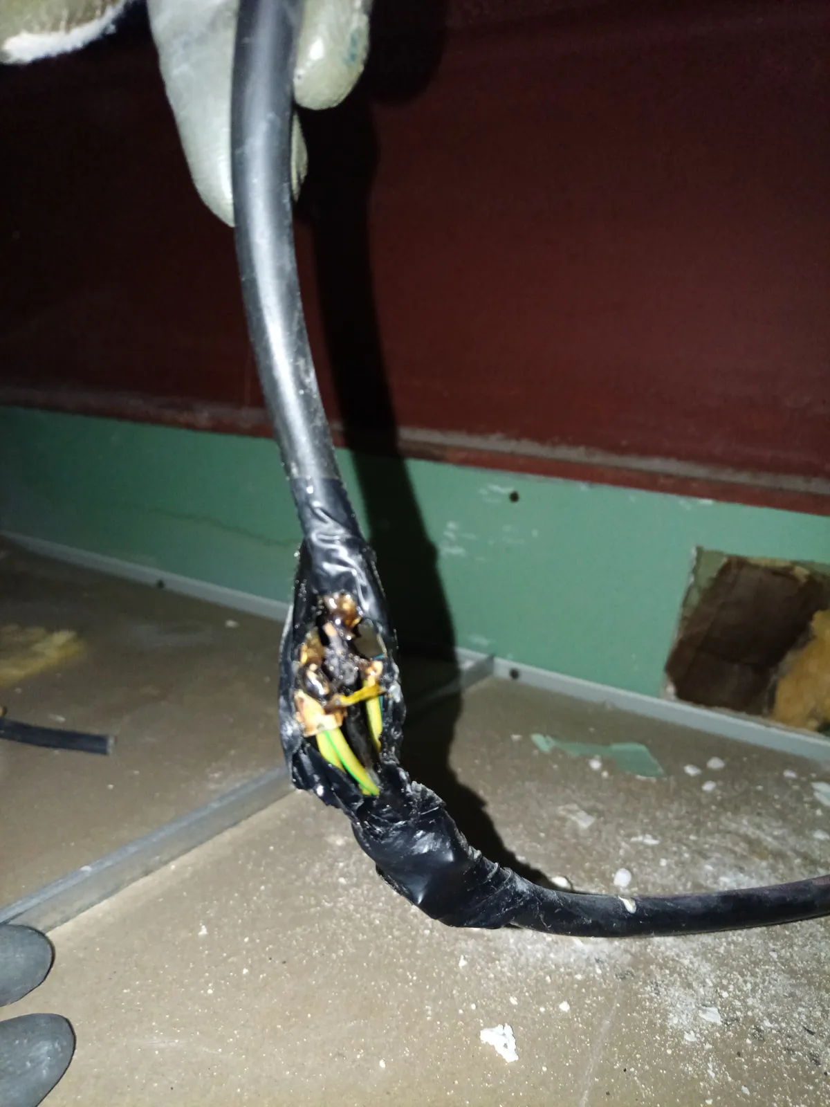 Câble électrique endommagé découvert pendant la rénovation