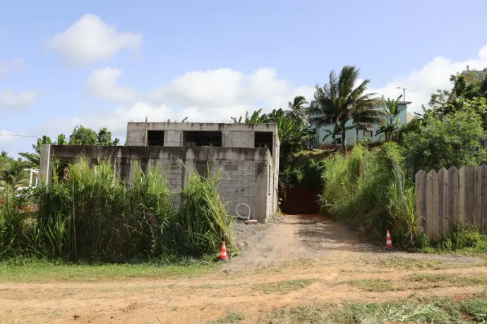 Structure en blocs béton en cours d’élévation sur un chantier en Guadeloupe
