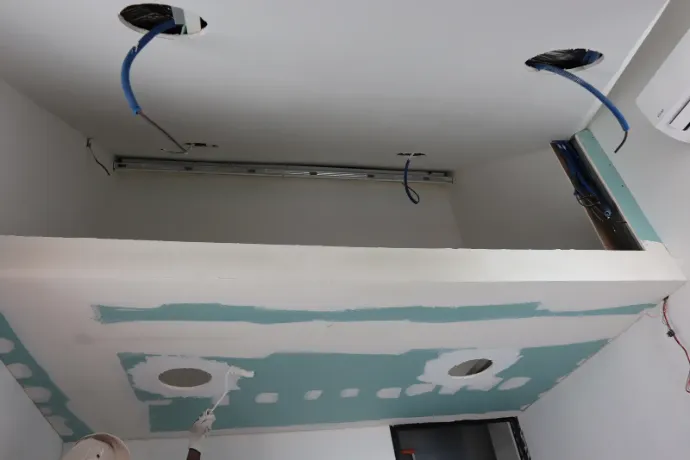 Faux plafond en plaques de plâtre avec réservations de spots, joints en cours de finition