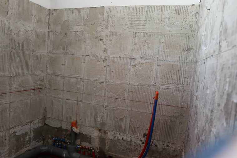 Nouveaux réseaux d'eau et d'évacuation posés au sol d'une salle de bain en rénovation en Guadeloupe