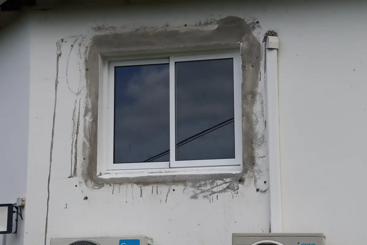 Nouvelle fenêtre posée dans une chambre du dortoir rénové en Guadeloupe