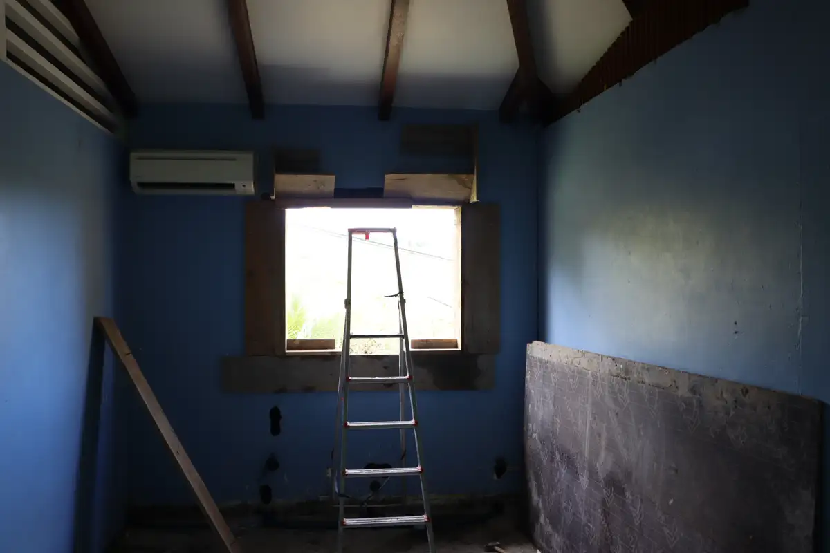 Ouverture créée dans le mur d'une chambre lors de la rénovation du dortoir