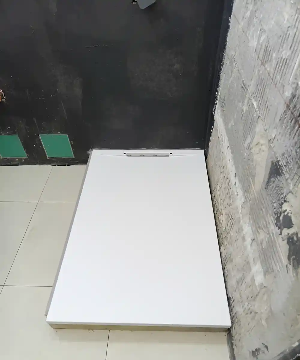Receveur de douche extra-plat posé lors d'une rénovation de salle de bain en Guadeloupe