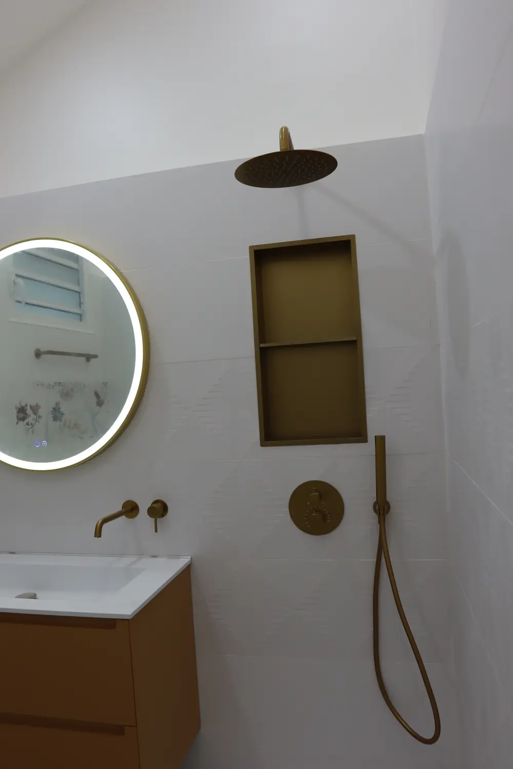 Robinetterie de douche encastrée dorée avec ciel de pluie et douchette en Guadeloupe