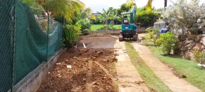 Décapage de la terre végétale avant un parking en dalles alvéolaires, Guadeloupe