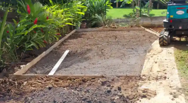 Couche de forme réglée entre bordures pour un parking en dalles alvéolaires, Guadeloupe