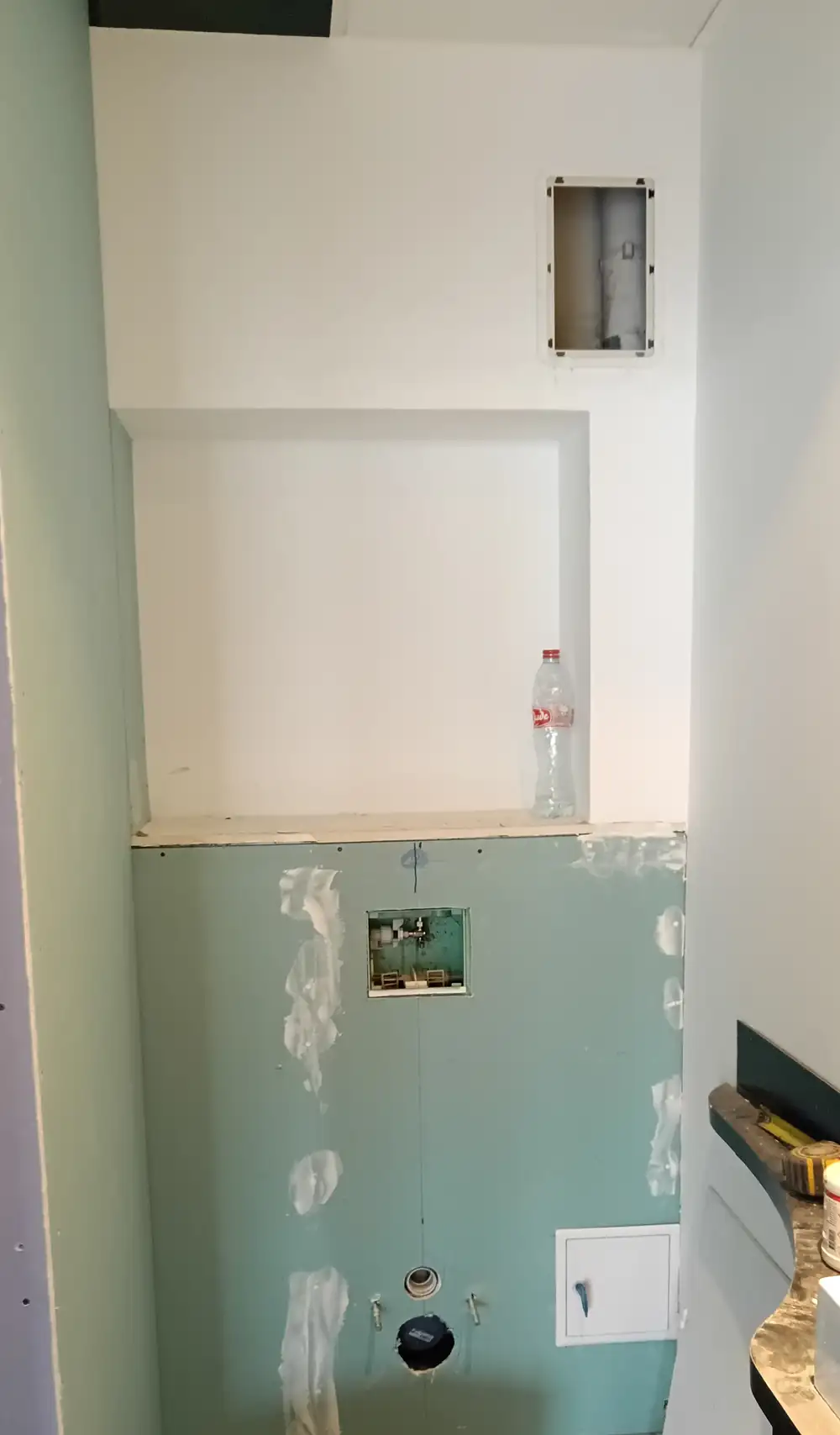 Cloisons en plaques hydrofuges avec joints enduits et niche au-dessus du bâti-support, en Guadeloupe