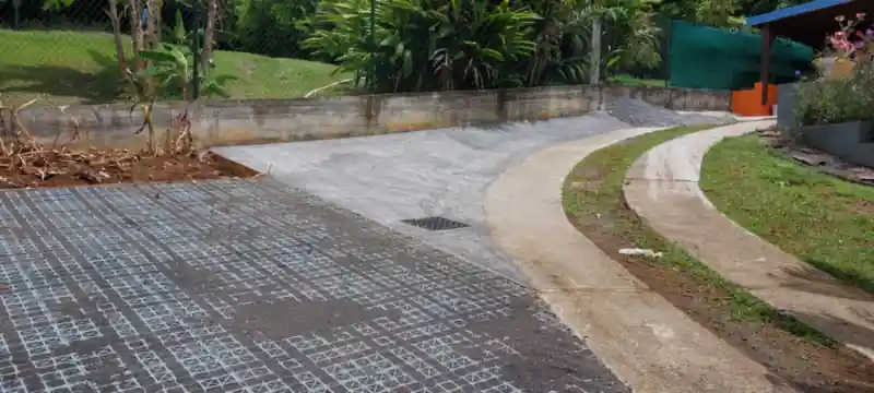 Parking terminé en dalles alvéolaires Gwadapark remplies, Guadeloupe