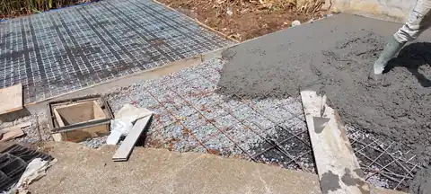 Béton coulé en aval du parking en Gwadapark sur un terrain en pente en Guadeloupe